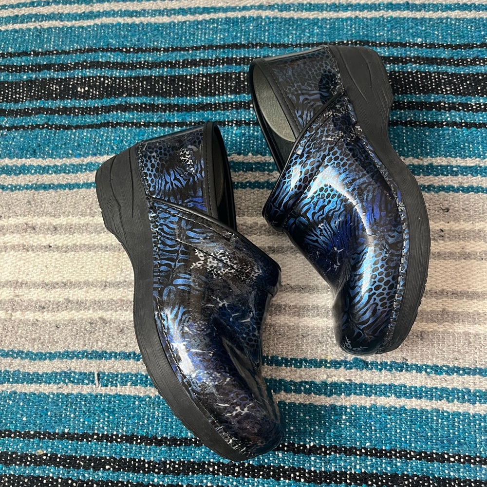 Dansko clogs 39blue cheetah pattern xp 2.0